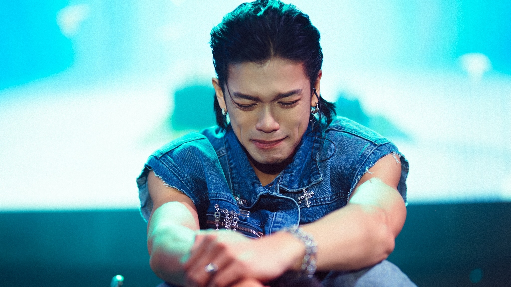 Trọng Hiếu khóc khi hát 