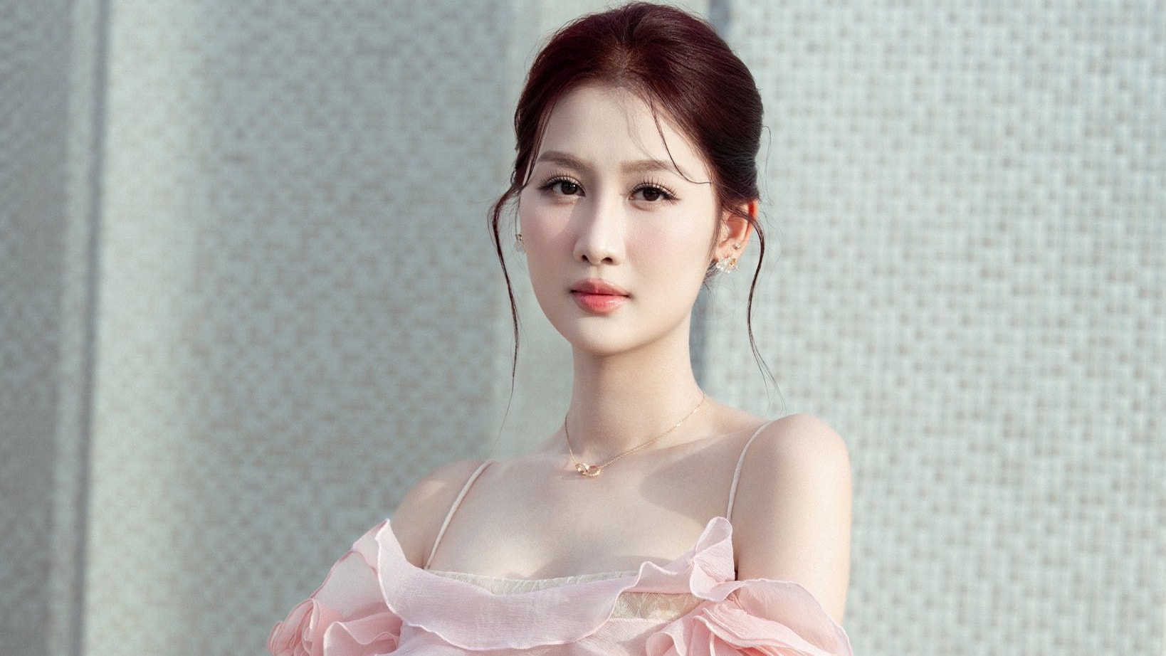 Quế Anh tạo dáng với váy áo phong cách nữ tính