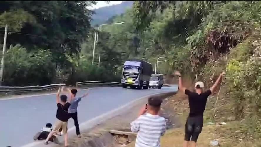 Đám trẻ lao ra quốc lộ nhảy múa theo tiếng còi xe