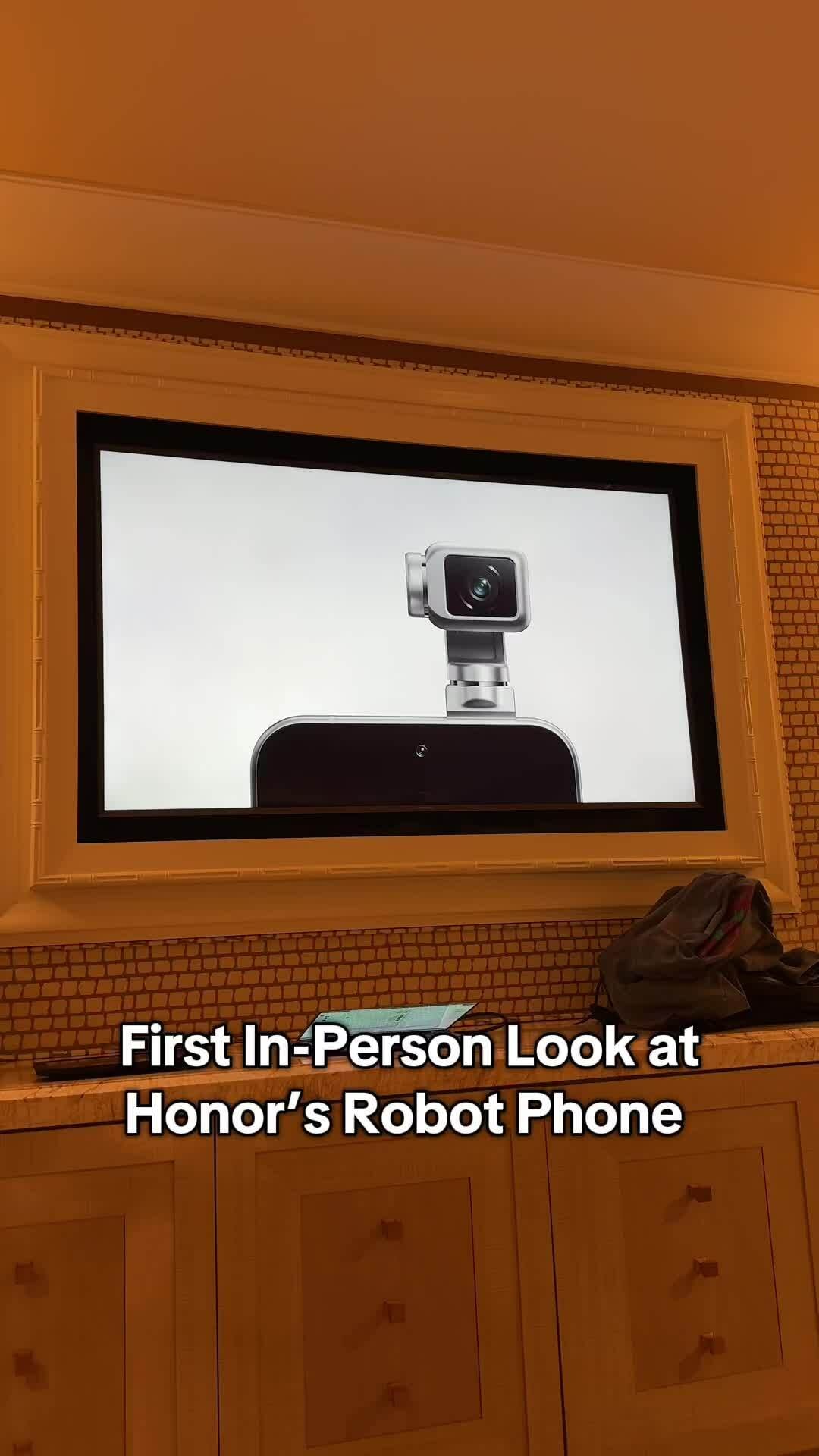 Điện thoại gắn cánh tay robot chứa ống kính Robot Phone của Honor