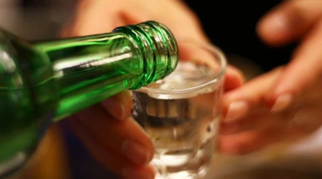 Người đàn ông 45 tuổi tử vong sau khi uống loại nước theo cách "vạn người mê" - Ảnh 1.