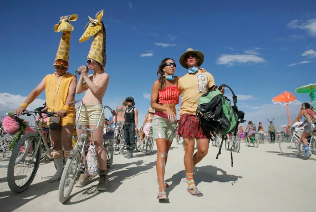 Khi đến với Burning Man, mỗi người phải tự mang nước uống, đồ ăn, quần áo và vật dụng cần thiết như một chuyến phiêu lưu sinh tồn. (Ảnh: AP)