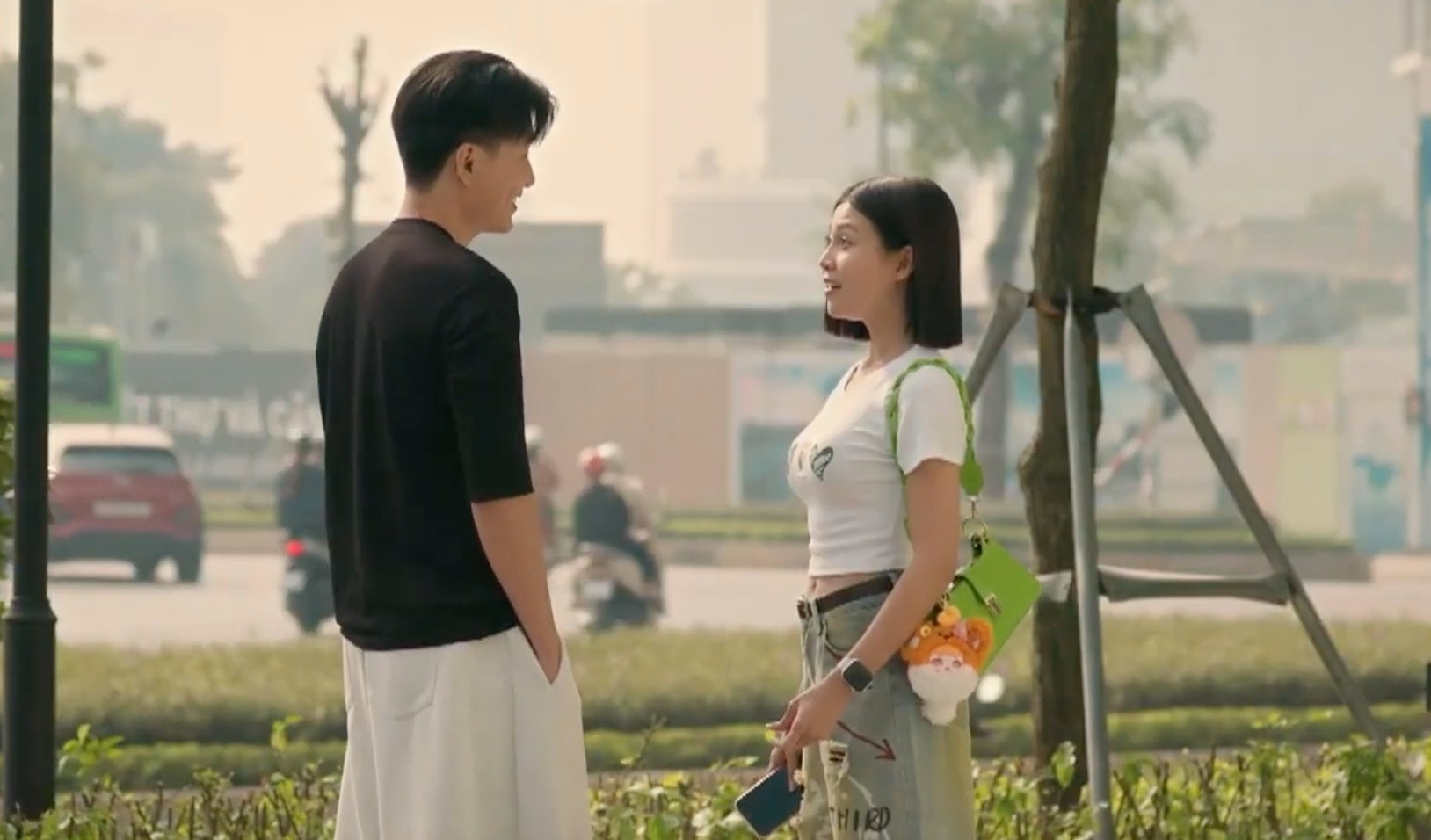 Hiếu quyết tâm theo đuổi Tú dù nhiều lần bị từ chối.