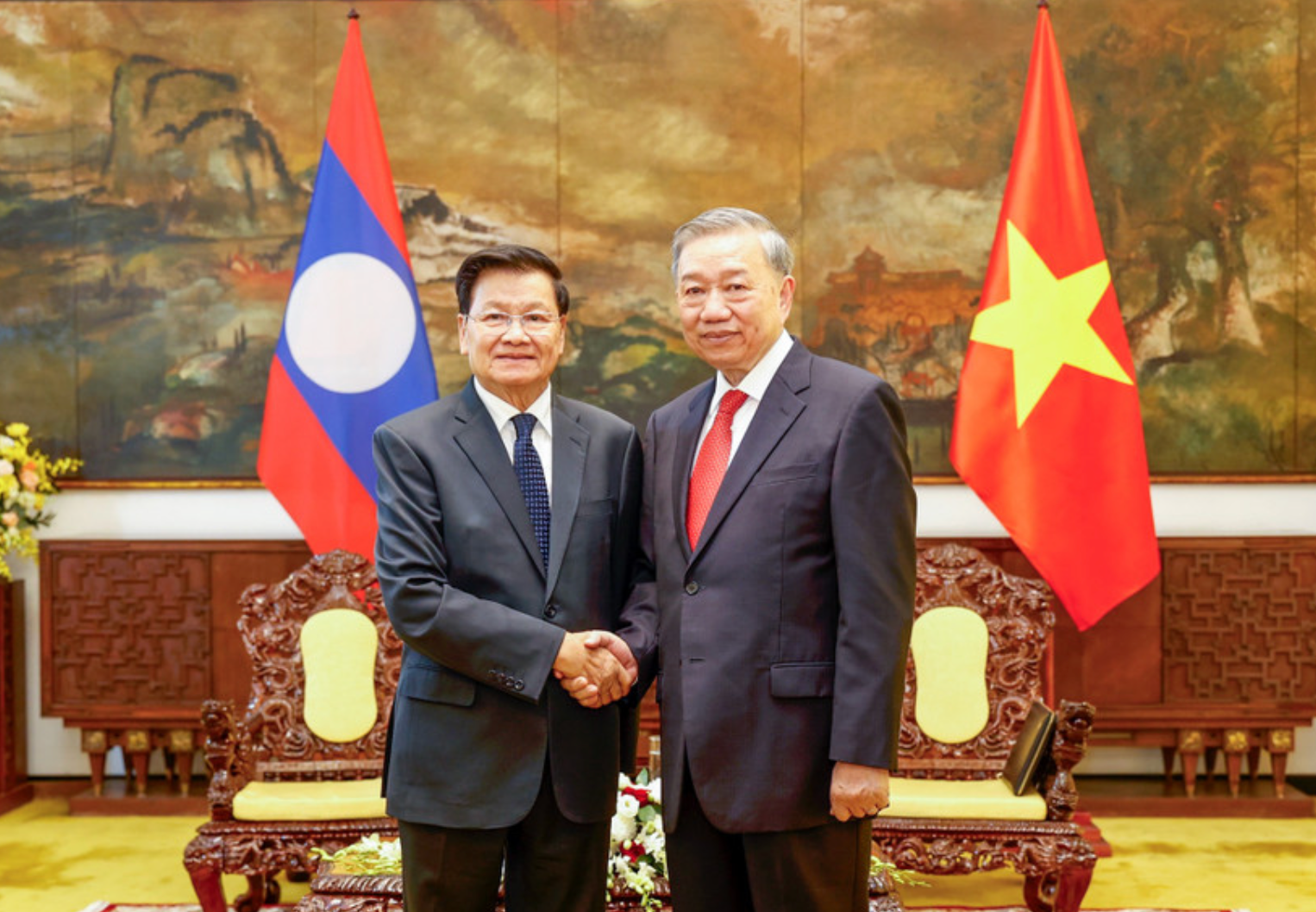 Tổng Bí thư Tô Lâm và Tổng Bí thư Thongloun Sisoulith.