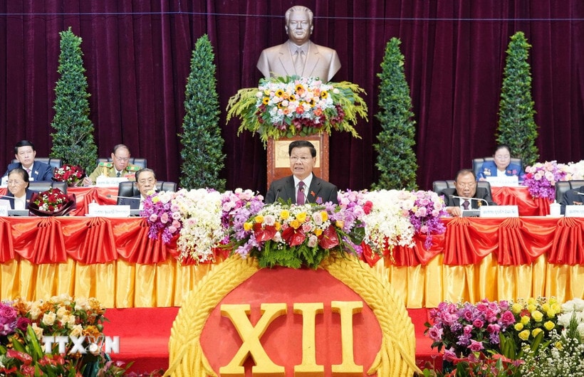 Tổng Bí thư Đảng Nhân dân Cách mạng Lào Thongloun Sisoulith phát biểu tại Đại hội. (Ảnh: TTXVN phát)