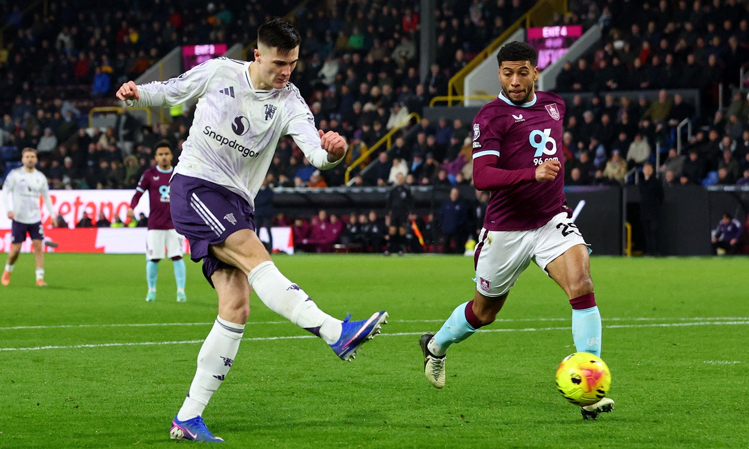 Benjamin Sesko ghi 2 bàn trong trận Burnley hòa Man Utd 2-2. (Ảnh: Reuters)