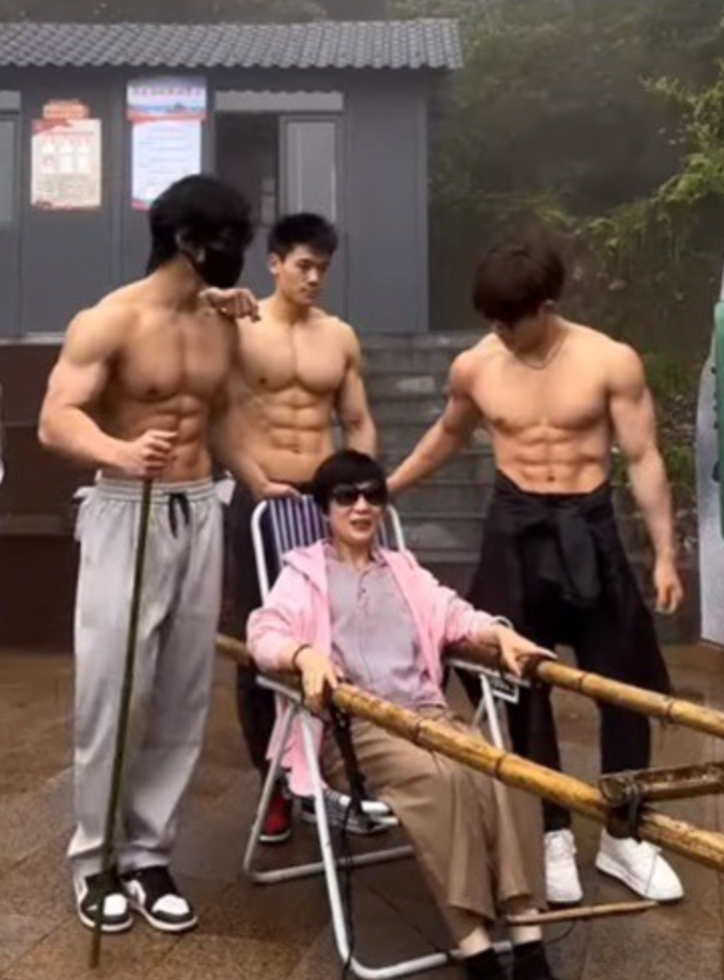 Chi tiền triệu thuê trai 6 múi phục vụ: Trào lưu nhiều tranh cãi - 2 Chi tiền triệu thuê trai 6 múi phục vụ: Trào lưu nhiều tranh cãi - 2