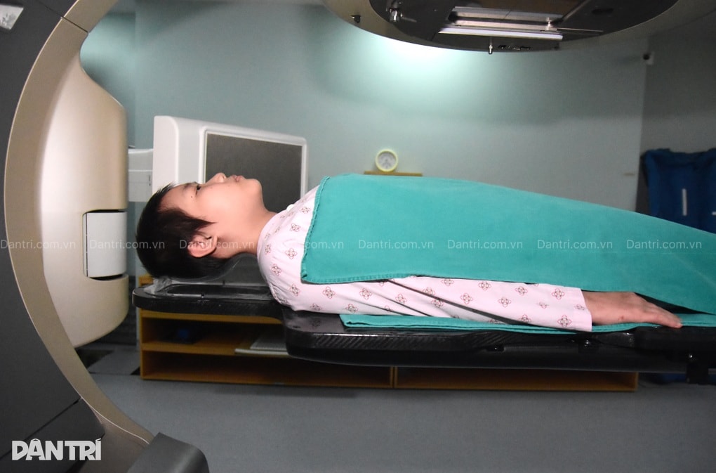 Người cha nghèo bất lực nhìn con giành giật sự sống từng ngày - 1