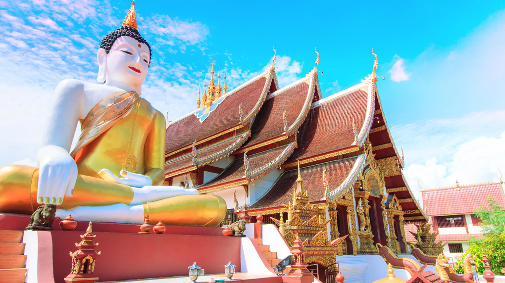 Du khách nước ngoài mặc bikini tắm nắng trước chùa ở Thái Lan gây tranh cãi - 3