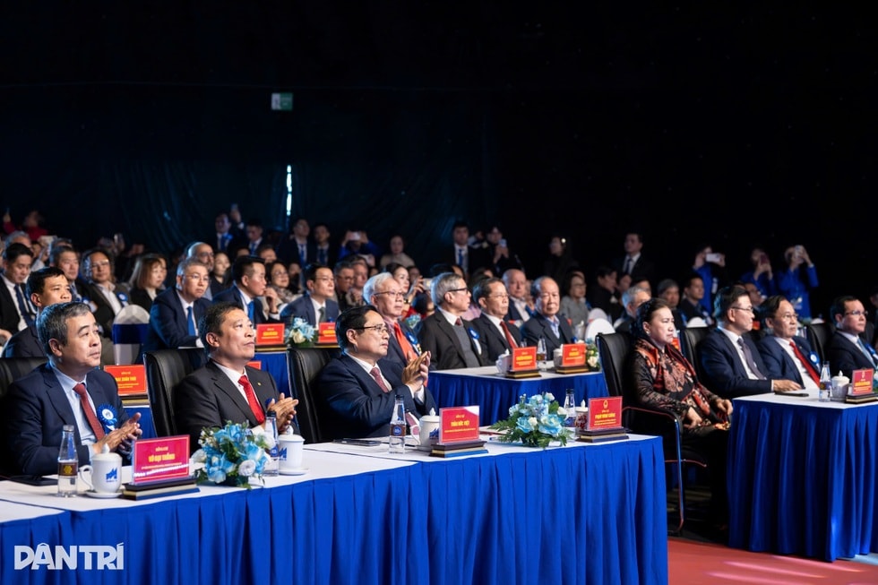 Thủ tướng: May 10 phải phấn đấu trở thành tập đoàn thời trang quốc tế - 1