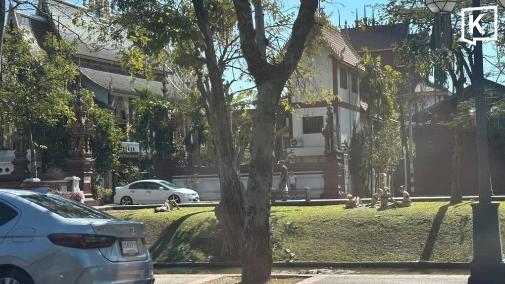 Du khách nước ngoài mặc bikini tắm nắng trước chùa ở Thái Lan gây tranh cãi - 2