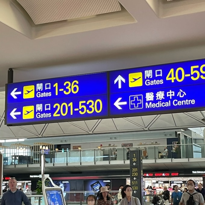 Biển chỉ dẫn ra cổng 530 ở sân bay Hong Kong. Ảnh: House_of_stelryve