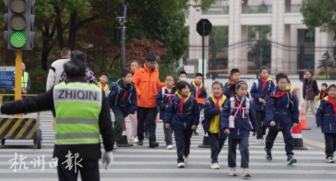 Ông Wu điều phối giao thông trước cổng trường Trung học số 14 Hàng Châu, Trung Quốc suốt 34 năm. Ảnh: Hangzhou Daily