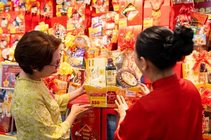 Người tiêu dung tìm hiểu về các giỏ quà tại hệ thống siêu thị của Central Retail. Ảnh: Central Retail