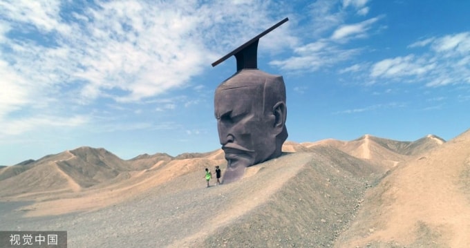 Bức tượng bị nhiều người nhận xét không phù hợp văn hóa. Ảnh: Ifeng