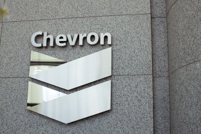 Logo Chevron bên ngoài tòa nhà của hãng ở Texas (Mỹ). Ảnh: Reuters
