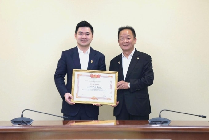 Phó Chủ tịch HĐQT Tập đoàn T&T Group Đỗ Vinh Quang nhận Bằng khen của VCCI. Ảnh: T&T Group