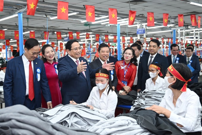 Thủ tướng Phạm Minh Chính thăm xưởng sản xuất veston của May 10 chiều 8/1. Ảnh: Mạnh Quân