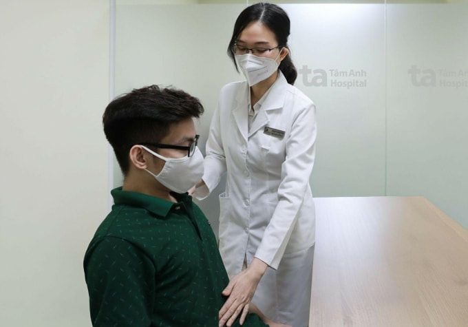 Bác sĩ Phương khám cho người bệnh. Ảnh minh họa: Bệnh viện Đa khoa Tâm Anh