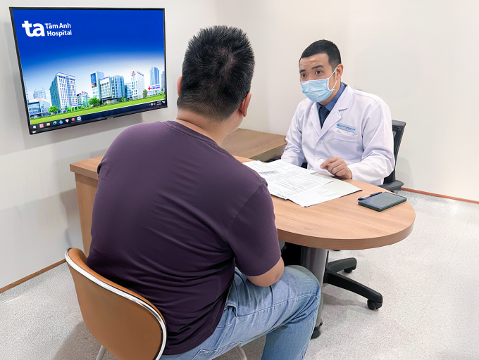 Bác sĩ Tùng phân tích các chỉ số cơ thể của anh Toàn. Ảnh: Bệnh viện Đa khoa Tâm Anh