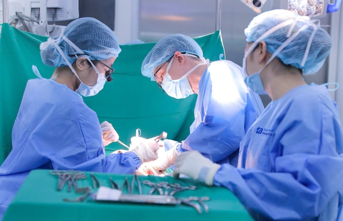 Bác sĩ Tấn và êkíp phẫu thuật cho bệnh nhân Hương. Ảnh: Bệnh viện Đa khoa Tâm Anh