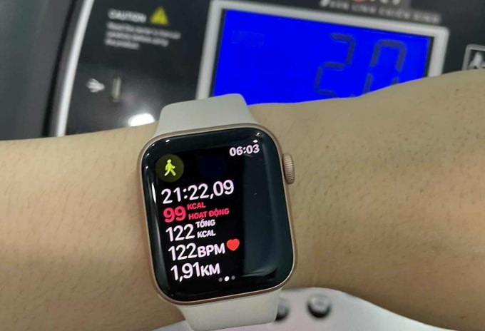 Điện thoại thông minh giúp nhắc nhở người giảm cân hoàn thành cam kết. Ảnh: Anh Chi