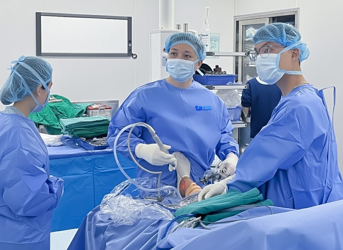 Bác sĩ Tuấn Anh phẫu thuật nội soi cho chị Hương. Ảnh: Bệnh viện Đa khoa Tâm Anh