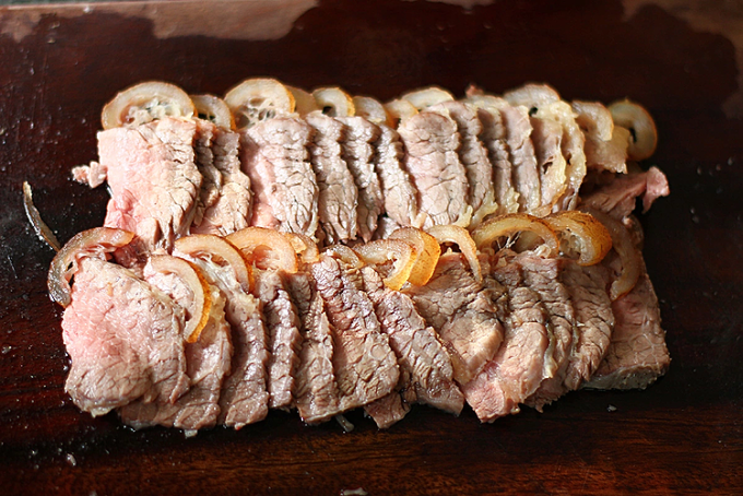 Thói quen ăn thịt tái tiềm ẩn nhiều nguy cơ sức khỏe. Ảnh: Bùi Thủy