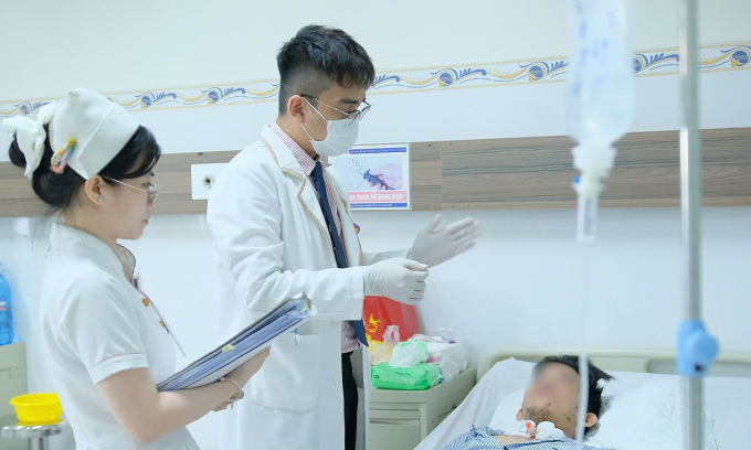 Bác sĩ thăm khám cho bệnh nhân sau phẫu thuật. Ảnh: Bệnh viện cung cấp