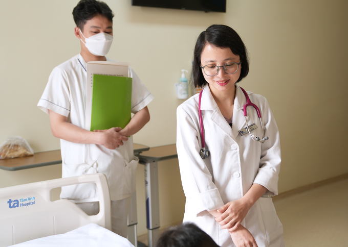 Bác sĩ Thảo thăm bệnh nhi trước khi ra viện. Ảnh: Bệnh viện cung cấp