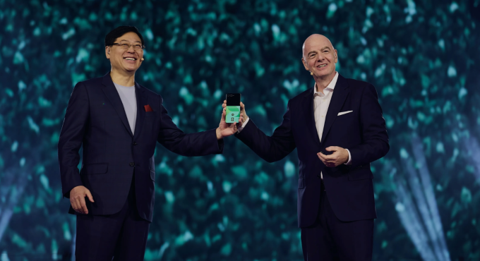 Chủ tịch FIFA Gianni Infantino (phải) và Chủ tịch kiêm CEO Lenovo Yang Yuanqing tại sự kiện Lenovo Tech World 2026. Ảnh: FIFA