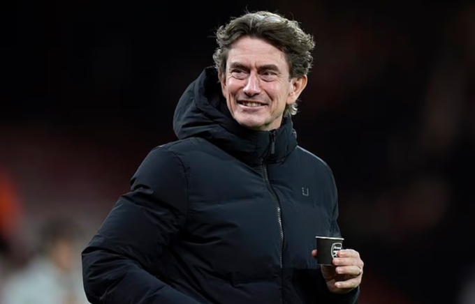 HLV Thomas Frank cầm cốc in logo Arsenal trước trận Tottenham thua 2-3 trên sân Bournemouth ở vòng 21 Ngoại hạng Anh ngày 7/1. Ảnh: PA Wire
