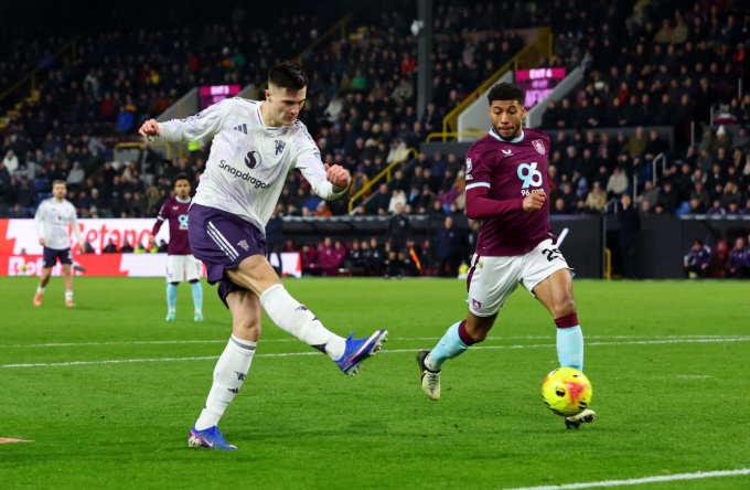 Benjamin Sesko (trái) dứt điểm quân bình tỷ số 1-1. Ảnh: Reuters