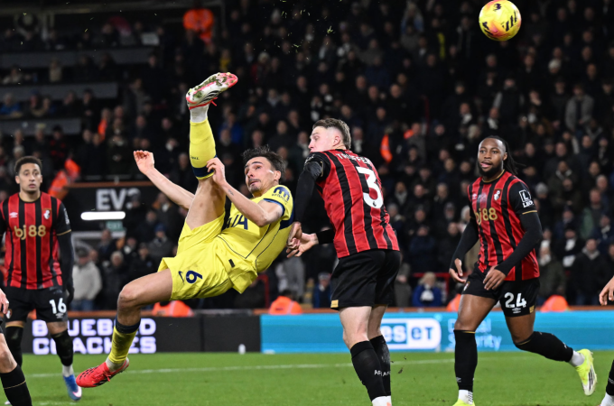 Joao Palhinha (áo vàng) móc bóng quân bình tỷ số 2-2. Ảnh: Shutterstock