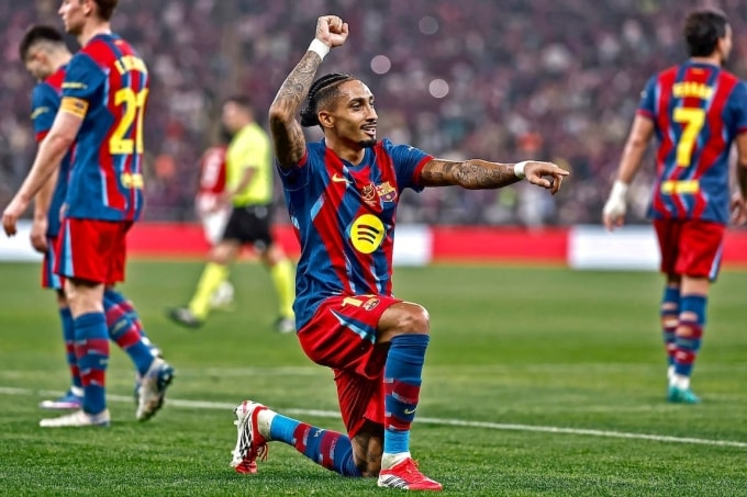 Raphinha mừng bàn nâng tỷ số lên 4-0 cho Barca. Ảnh: AS