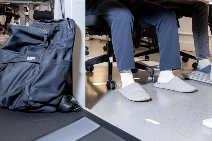 Một nhân viên đi dép lê trong văn phòng của công ty AI Replo. Ảnh: San Francisco Standard