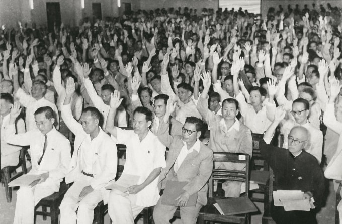 Các đại biểu Quốc hội khóa 2 nhất trí ra Tuyên bố chống chính sách xâm lược quân sự của Mỹ đối với miền Nam Việt Nam, ngày 26/4/1962. Ảnh tư liệu