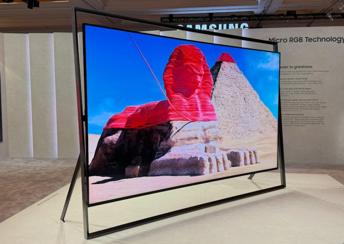 TV Micro RGB 130 inch của Samsung. Ảnh: Engadget