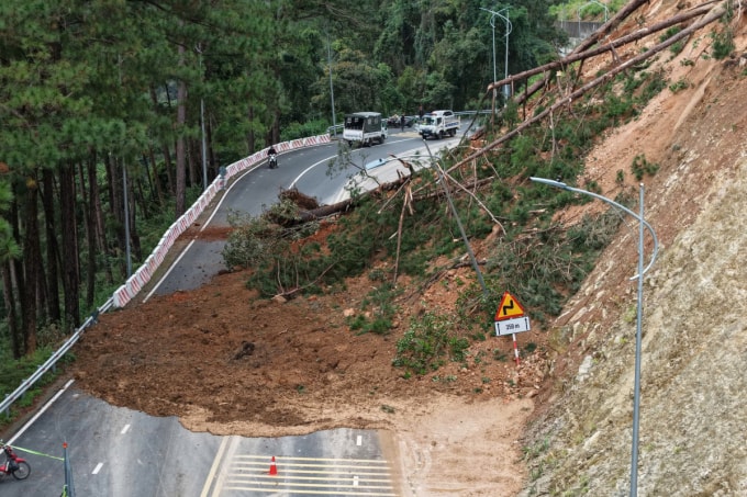 Đất đá kéo theo cây cối từ taluy dương tràn xuống mặt đường đèo Prenn hôm 4/11/2025. Ảnh: Khánh Hương