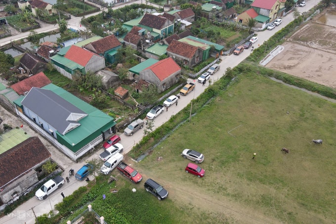 Đường vào xóm 5 Nam Lĩnh tắc nghẽn khi người dân lái ôtô về mua đất đấu giá, chiều 6/1. Ảnh: Đức Hùng