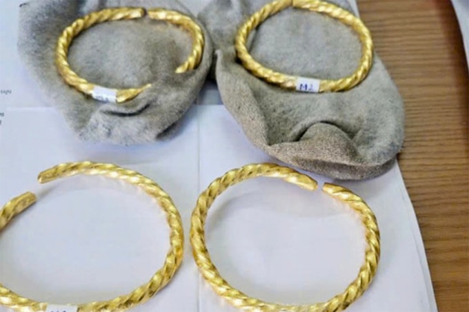 Bốn vòng vàng lậu bị cảnh sát tịch thu. Ảnh: VKS cung cấp