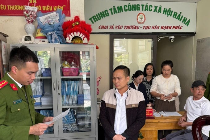Cơ quan Cảnh sát điều tra (Công an tỉnh Quảng Ninh) thực hiện quy trình tố tụng đối với Nguyễn Văn Hải, Giám đốc Trung tâm Công tác xã hội Hải Hà. Ảnh: Xuân Hoa