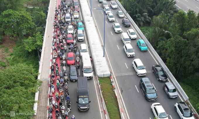 Xe máy tràn vào làn đường ưu tiên xe đạp (màu đỏ) trên đường Mai Chí Thọ, sáng 6/1. Ảnh: Đình Văn