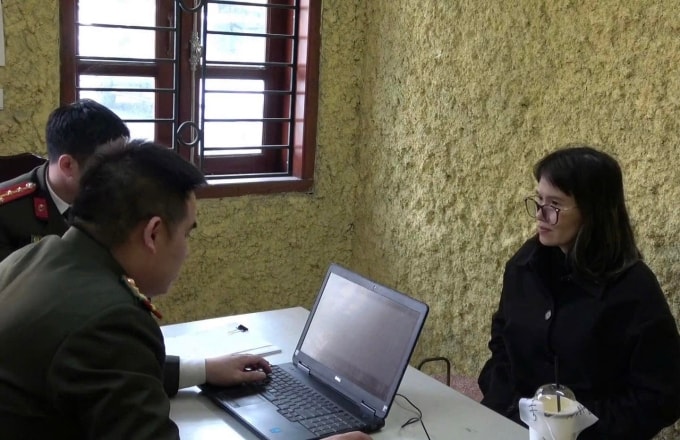 Hoàng Thị Hồng Thái tại cơ quan điều tra. Ảnh: Công an cung cấp