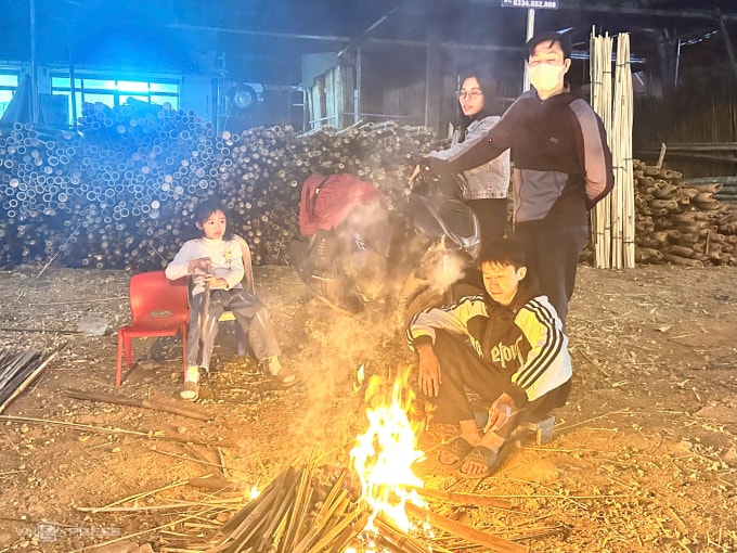 Người Hà Nội đốt sưởi trong tiết trời rét ngày 8/1. Ảnh: Gia Chính