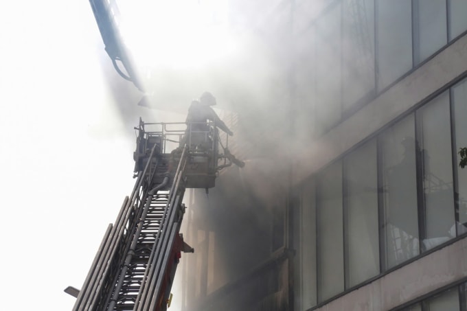 Cảnh sát dập lửa đám cháy. Ảnh: Việt An