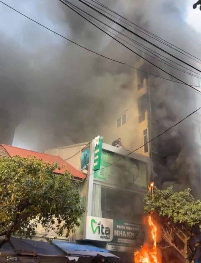 Lửa khói tại đám cháy ở Hà Đông sáng 8/1. Ảnh: