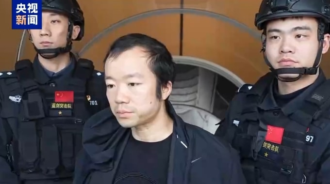 Ông trùm Chen Zhi (giữa) bị dẫn độ về Trung Quốc ngày 7/1. Ảnh: CCTV