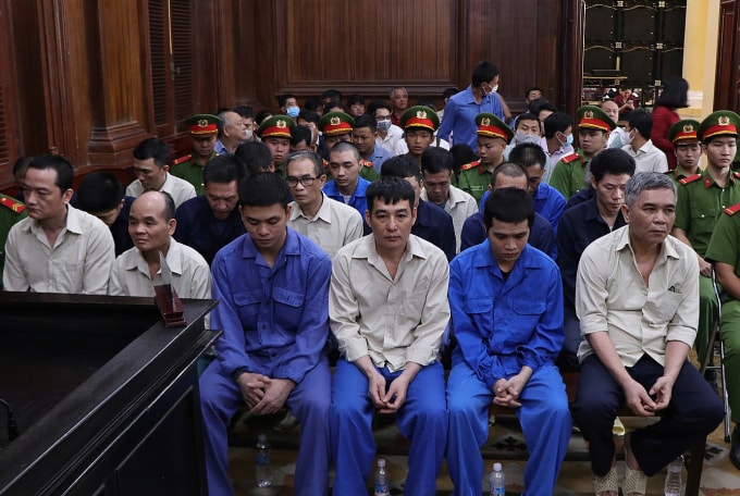 Cựu Giám đốc Trung tâm đăng kiểm xe cơ giới 50-04V Nguyễn Xuân Hải (ngoài cùng bên phải) cùng các bị cáo tại tòa hôm nay. Ảnh: Hải Duyên