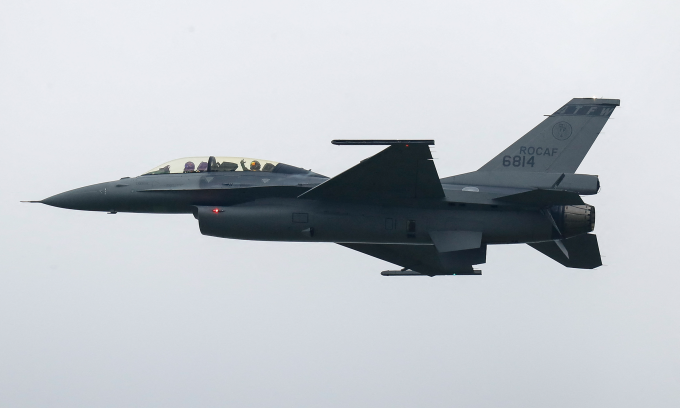 Tiêm kích F-16 Đài Loan bay trình diễn vào tháng 10/2024. Ảnh: AFP